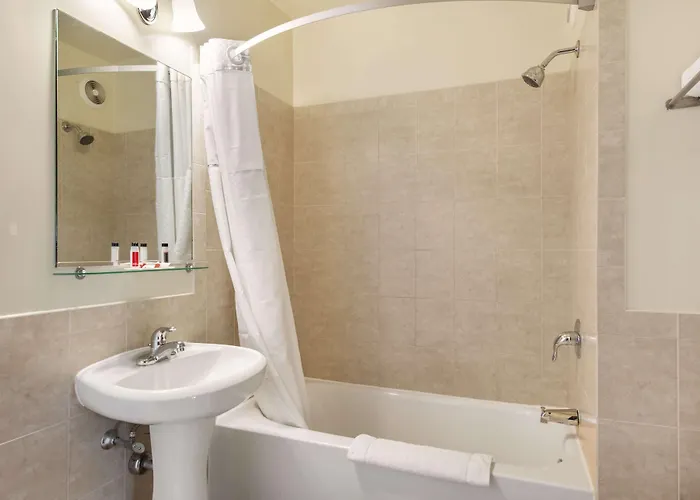 Travelodge By Wyndham Downtown