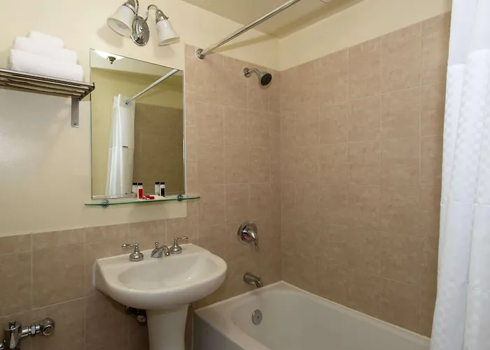 Travelodge By Wyndham Downtown