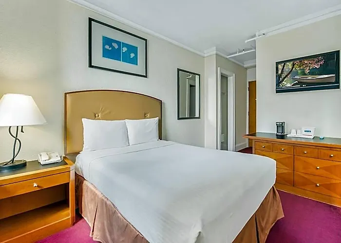 Travelodge By Wyndham Downtown Hotel
