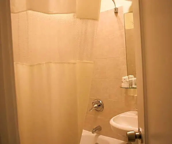 Travelodge By Wyndham Downtown