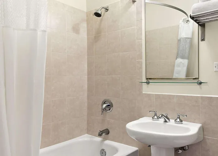 Hotel Travelodge By Wyndham Downtown 2*